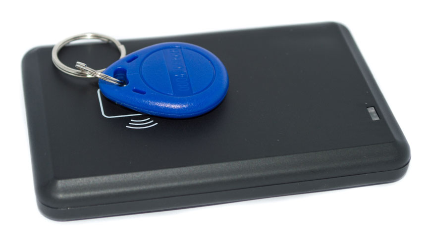 Một fob khóa RFID được đặt trên đầu đọc RFID